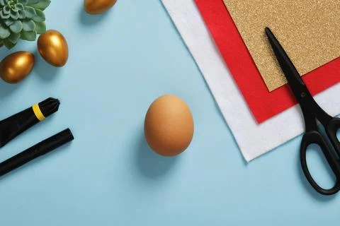 DIY Easter Egg King. Step-by-step instructions. Step 1. Take eggshells, red a Stock Photos