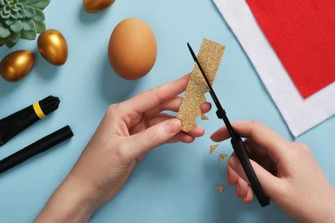 DIY Easter Egg King. Step-by-step instructions. Step 2. Cut a long rectangle  Foto stock