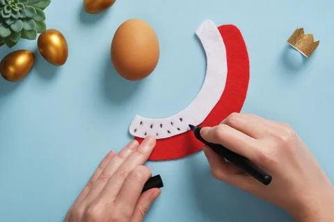 DIY Easter Egg King. Step-by-step instructions. Step 7. Using a black felt-tip p Stock Photos