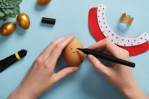DIY Easter Egg King. Step-by-step instructions. Step 8: On the eggshell, draw th Stock Photos