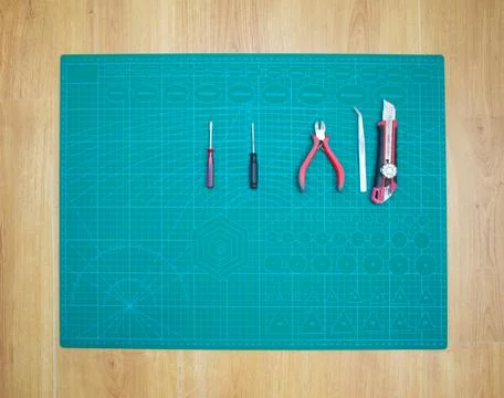 DIY Electronics Project Layout with Hand Tools on Cutting Mat Foto stock