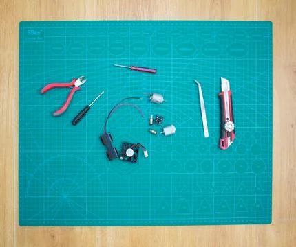 DIY Electronics Project Layout with Hand Tools on Cutting Mat Foto stock