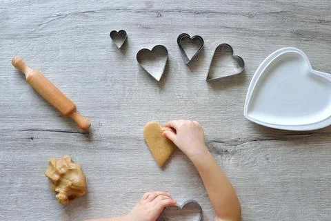 DIY making gingerbread by kid for Valentine's Day for parents. Baking trainin Stock-Fotos