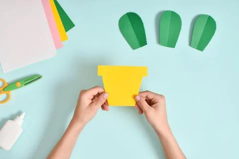 DIY. A postcard with a cactus in a pot. Step-by-step photo instruction. Foto stock
