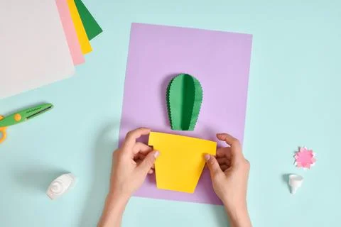 DIY. A postcard with a cactus in a pot. Step-by-step photo instruction. Foto stock