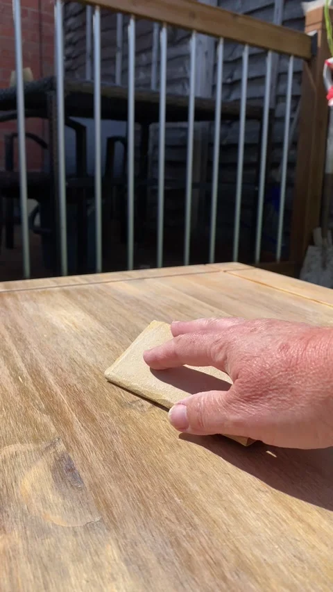 Diy sanding down wooden surface by hand 库存影片 136534388