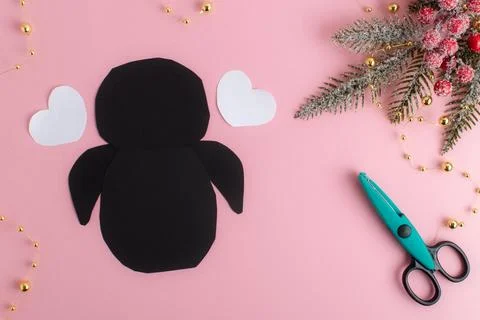 DIY. Step-by-step instructions for making a penguin out of paper. Flat lay,.. Foto stock
