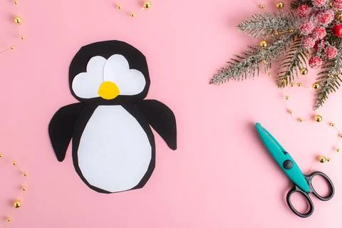 DIY. Step-by-step instructions for making a penguin out of paper. Flat lay,.. Foto stock
