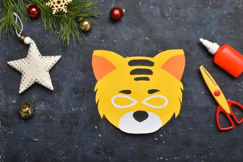 DIY tiger. Step by step. Handmade. Step 6. Glue the eyes and nose. Flat lay,  Foto stock
