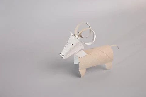 DIY tutorial for creating adorable ram or horned cattle crafts from recycled Foto stock