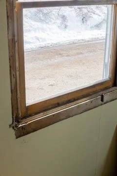 DIY window insert install in old house with wintery snow and trees in view Foto stock