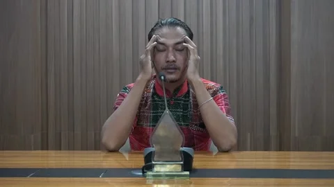 Dizzy sad and frustrated expression of business man 스톡 동영상 221320561