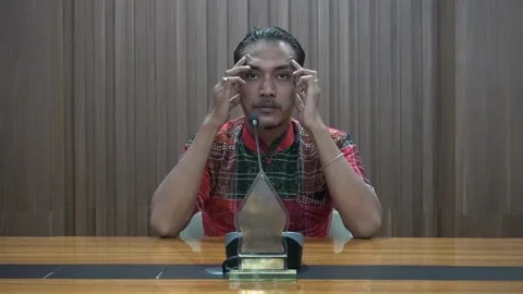 Dizzy sad and frustrated expression of business man Stock-Footage 221380059