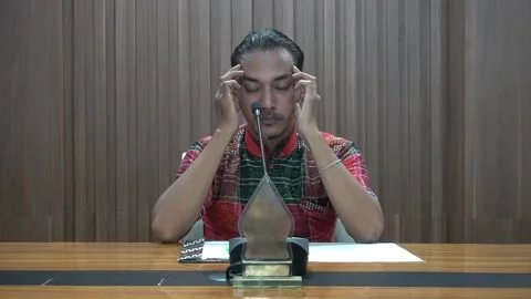 Dizzy sad and frustrated expression of business man 스톡 동영상 221393628