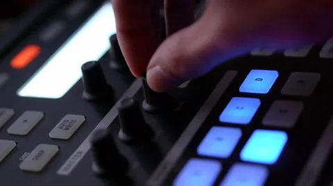 DJ Adjusting Knobs During Live Performance 스톡 동영상 32218983