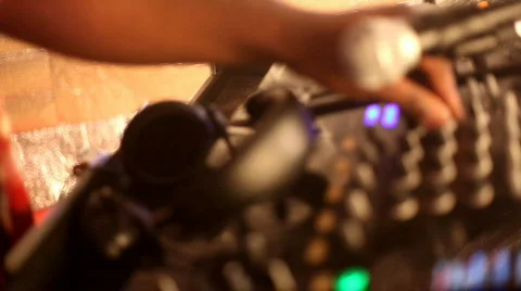 DJ adjusting knobs on turntable, rack focus. 스톡 동영상 301090