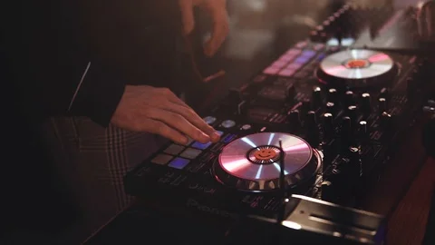 DJ and Dram machine on the speaker front viewers Видео 106095367