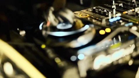 Dj at a beachparty Video stock 124738383