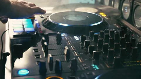 The DJ behind the turntables Vidéo 165134935