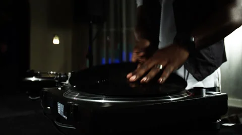 Dj changes and spins records at house party._ Video stock 33833022