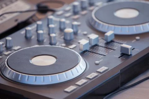 DJ console, CD player and mixer in nightclub Foto stock