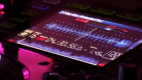 DJ console display playing mp3 showing wave form Vidéo 105488528