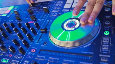 DJ console, hand moves the tuning knobs. 스톡 동영상 106858659