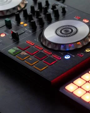 DJ controller close up view in live performance night club dance music. Foto stock