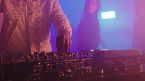 DJ controlling mixing desk 스톡 동영상 170201689