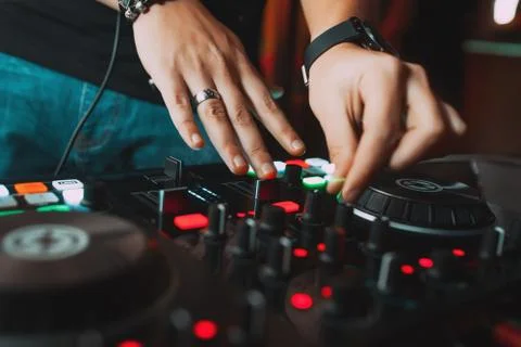 Dj driving the tracks of the console Foto stock