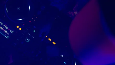 DJ hands controlling mixing console Vídeos de archivo 170202918