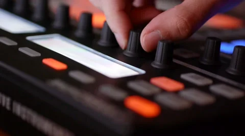 DJ Hands Using Buttons  And Knobs 스톡 동영상 32219200