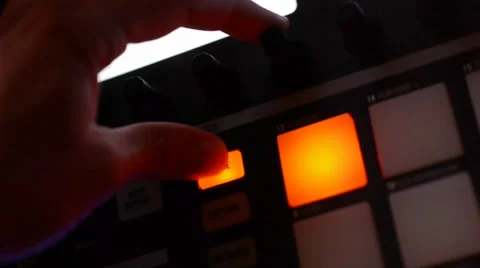 DJ Hands Working On Turntable Buttons  And Knobs 스톡 동영상 32219293