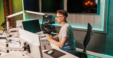 The DJ hosts the program and communicates with the audience on air at the rad Foto stock