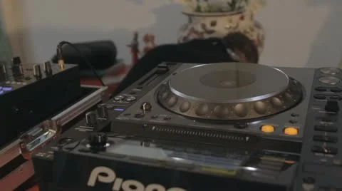 DJ looking for CDs 库存影片 21240792