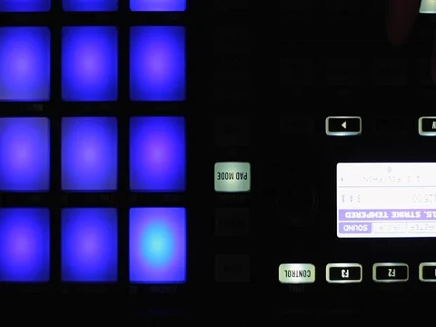 DJ makes beat Видео 71676284