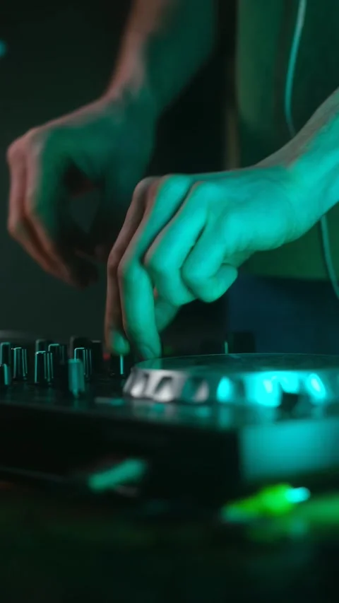 Dj mixing and scratching on a turntable console Видео 337830613