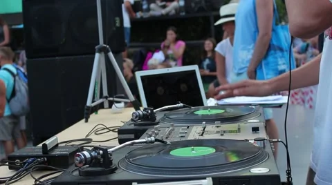 A DJ performing at an event. Vídeo Stock 52402734