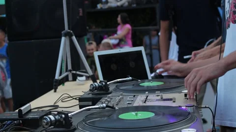 A DJ performing at an event. Vídeo Stock 52425518