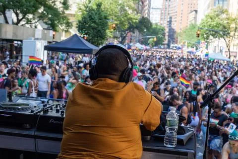DJ performing live to a large crowd at Pride Month Parade 2022 in New York City, 스톡 사진