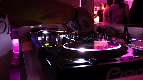 DJ playing on mixing console at night Vidéo 105488515