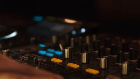 DJ pult operation turning knobs and buttons 動画素材 109336977