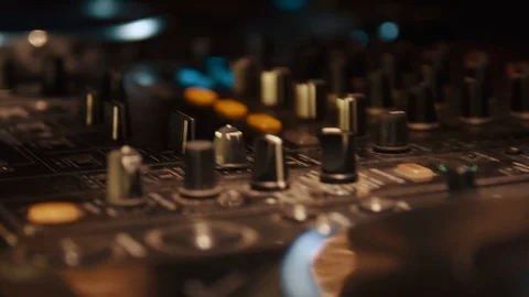 DJ pult operation turning knobs and buttons Video stock 109337005