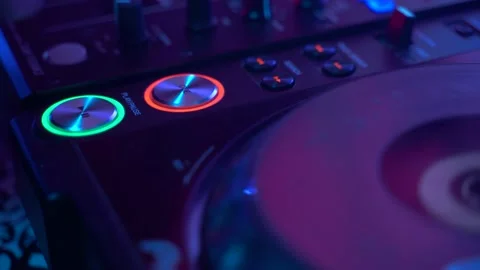 Dj push start on a Mixing Controller, close up shot Vidéo 152425542