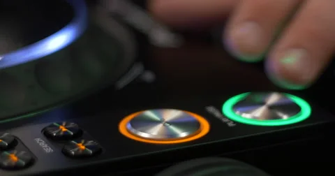 DJ pushing the play button on a cd player Vídeo Stock 62305959