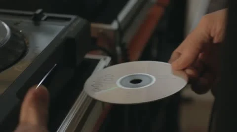 DJ putting a CD in CD mixer 库存影片 21240774