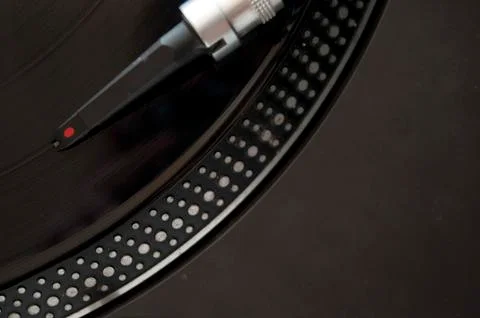 Dj record turntable. macro closeup of the needle on a 12 inch vinyl lp playin Foto stock