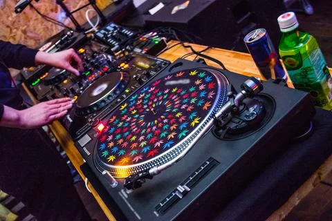 DJ at the remote control. Mixer remote at concert. Foto stock