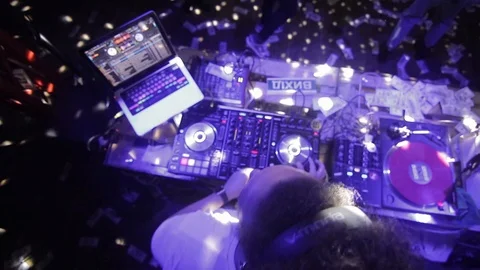 DJ sound control console for mixing dance music and laptop in disco club. Vídeo Stock 126266714