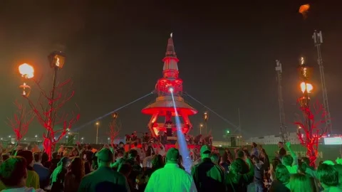 DJ Spider performs in Qatar with a fiery light show on a tower stage as people Vidéo 314765824